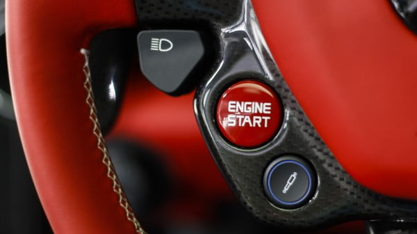 Ferrari’nin Özel Model Arabası: Beyaz La Ferrari