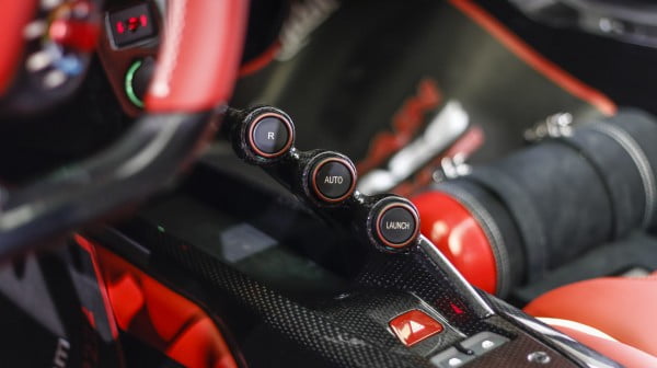 Ferrari’nin Özel Model Arabası: Beyaz La Ferrari