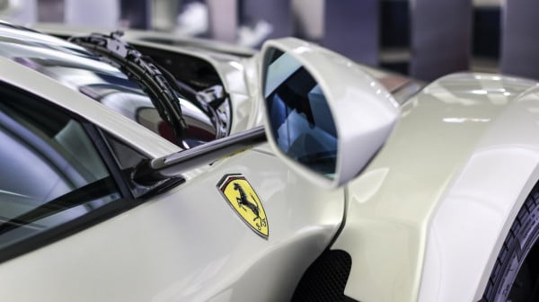 Ferrari’nin Özel Model Arabası: Beyaz La Ferrari
