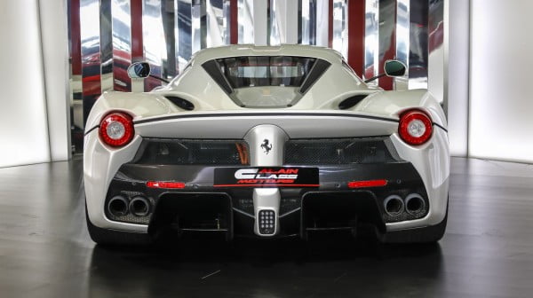 Ferrari’nin Özel Model Arabası: Beyaz La Ferrari