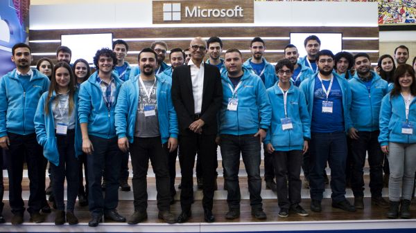 1452091063_Microsoft_CEO_Satya_Nadella_ve_Microsoft_Student_Partner__3_