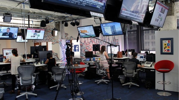 guests-can-choose-to-set-up-shop-for-a-qa-in-the-middle-of-the-office-surrounded-by-facebookers-hard-at-work[1]