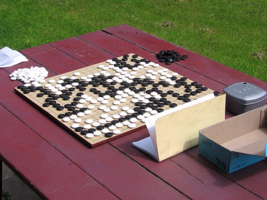 in-the-end-you-count-the-number-of-squares-you-have-under-control-to-determine-the-winner-its-typically-hard-to-know-the-exact-score-by-just-looking-at-the-board-during-the-game