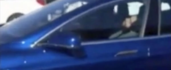 otomatik-pilot-modundaki-tesla-nin-icinde-uyuyakalan-dunyanin-en-rahat-soforu-705x290