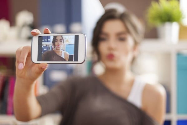 Selfie ya da parmak iziyle ödeme nasıl yapılacak? 2 Beautiful woman taking selfie photo with blowing a kisses