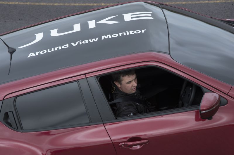 Nissan Juke Crossover rekora doymuyor! 2 Nissan Juke uses onboard cameras to set world-first 'blind' J-turn record