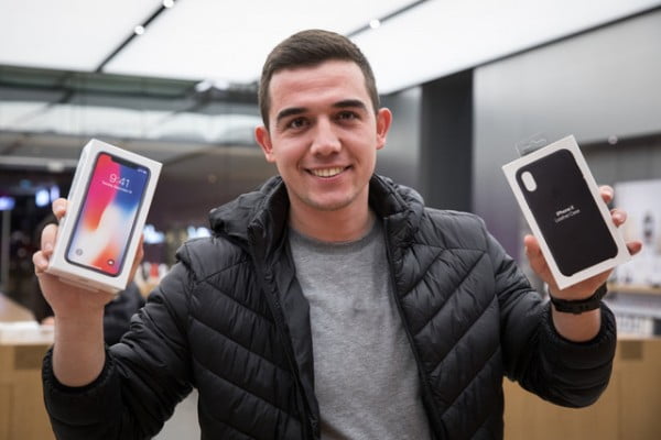 İşte Türkiye'de iPhone X'i satın alan ilk kişi!