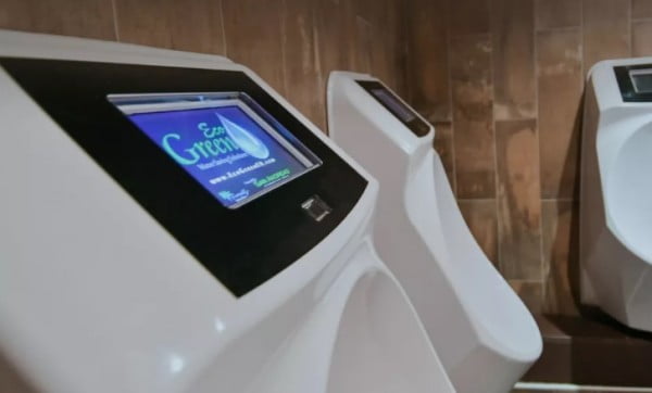Reklam gösteren akıllı pisuvar geliyor. Tuvalette bile rahat yok!