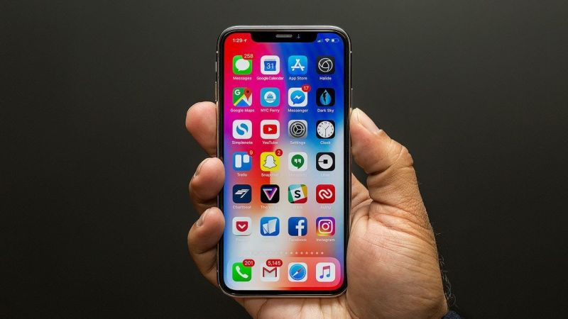 Apple ve Samsung akıllı telefon sektöründeki en büyük rakipleri olarak değerlendiriliyor. Ancak bu durum iki şirketin anlaşmalar yapmasına engel değil. Apple ilk olarak OLED ekranları iPhone X'da kullanmaya karar vermiş ve Samsung'tan 50 milyon OLED panel satın almıştı.