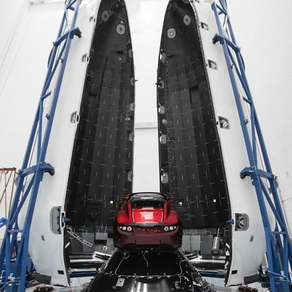 Tesla Roadster içerisinde 'Space Oddity' çalarken Mars'ın yörüngesinde milyarlarca yıl boyunca dönecek