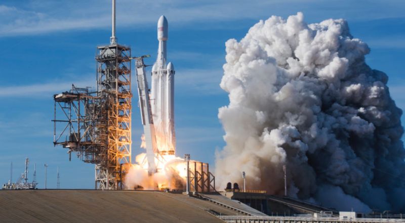 SpaceX, Falcon Heavy roketini dün 15:45'de (Türkiye saatiyle 23:45), ABD’nin Florida eyaletinde bulunan Kennedy Uzay Üssü'nde başarıyla fırlattı. Roketin fırlatılışı, YouTube’da tüm zamanların en çok izlenen ikinci canlı yayını oldu.