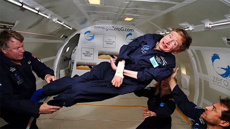Dünyanın en popüler bilim insanlarından biri olan Stephen Hawking, 20’li yaşlarında geçirdiği motor nöron hastalığı (ALS) sebebiyle tekerlekli sandalyeye mahkum olmuştu. Kendisine 2 yıl ömür biçilen Hawking, asla pes etmedi ve önce aile babası, sonra Fizik Profesörü, ardından ise milyonlara hitap etmeyi başaran bir bilim insanı oldu. Bugün ise aramızdan ayrıldı.