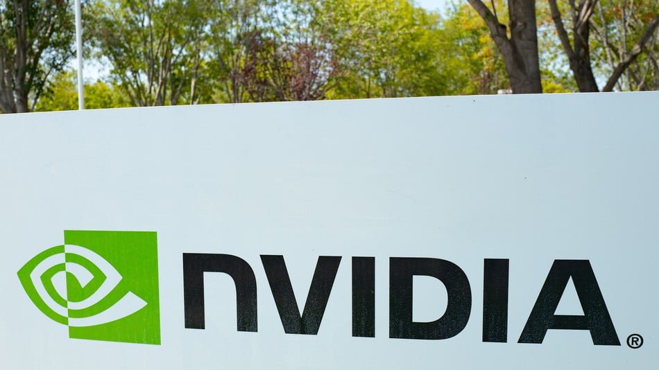 Bu yıl Amerika'nın Kaliforniya eyaletinde gerçekleşen Grafik İşleme Ünitesi Teknoloji Konferansında Nvidia CEO Jensen Huang, DGX-2 isimli yeni bilgisayarını duyurdu. Bu bilgisayar yapay zeka ve derin öğrenme alanında araştırma yapanlar için tasarlanmış.