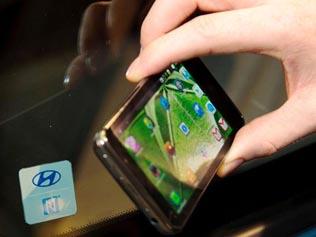 956935-hyundai-smartphone-car-key