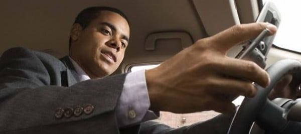 Arac surerken telefon bekleyebilir