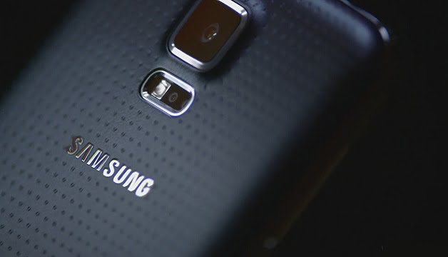 Samsung Galaxy S5 S4ü Yaya Bıraktı