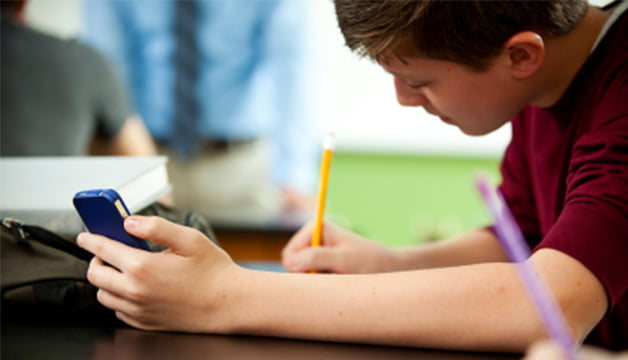 Bilgisayar Tablet ve Akıllı Telefonlar Kuru Göz Riskini Artırıyor