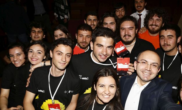 TTNET Dijital Oyun Yapımcılarına Dükkan Sizin Dedi 15 TTNET GENEL MÜDÜRÜ ABDULLAH ORKUN KAYA GENÇLERLE SELFIE ÇEKTİ 2