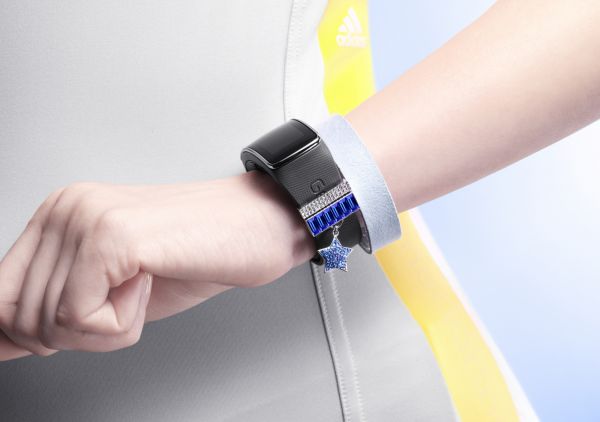 Samsung Gear Fit Formda ve saglikli bir yasam icin yazin en sicak trendi