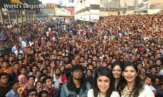 en kalabalık selfie