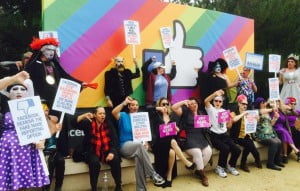 Facebook LGBT’ye karşı! 22 facebook drag queen