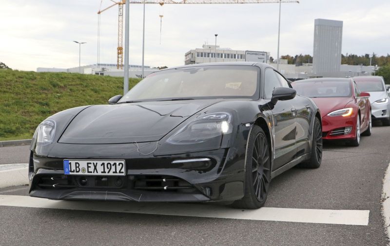Porsche Mission E Tesla Model S’i tahtından etmeye geliyor