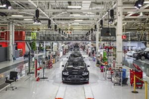 Tesla Model Y üretimini erteliyor