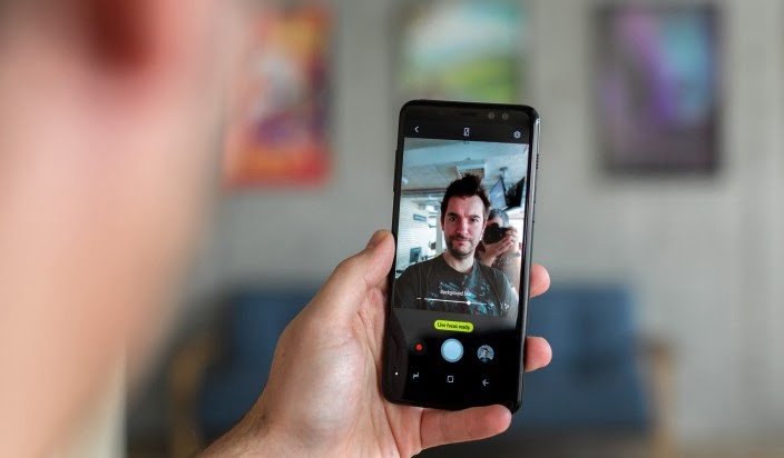 Galaxy S10 plus çift ön kamera