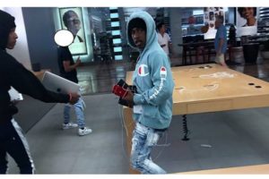 20 iPhone'u çalan hırsızlar böyle görüntülendi! 13 apple store hırsızlık