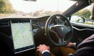 Tesla Autopilot kırmızı ışık