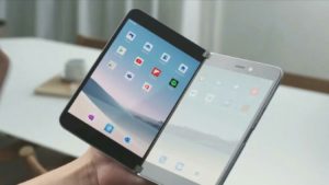 Surface Duo Microsoft CEO'sunun elinde görüntülendi 20 Surface Duo Microsoft CEOsunun