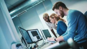 Dev şirketleri hackleyen Tersine mühendislik iş değiştirmeyi