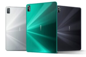 Honor Tab X8 özellikleri sızdırıldı 5 Huawei'nin alt markası olan Honor, Wi-Fi 6 ve 5G bağlantılarını destekleyen Honor Tablet V6 modelini tanıttı. Bu özellikler iPad Pro'da yok! Çinli Huawei'nin uygun fiyatlı alt markası olan Honor, yeniliklerine hız kesmeden devam ediyor. Honor, bugün sürpriz bir şekilde Wi-Fi 6 ve 5G gibi güncel bağlantıları destekleyen Honor Tablet V6 modeli ile karşımıza çıktı. Bağlantı konusunda iPad Pro'ya kafa tutan bu model, özellikleri ile Android tablet segmentine yeni bir soluk kazandırabilir. Huawei ve ABD çekişmesine farklı açıdan bakılabilir: ABD büyük zarar görecek! 10.4 inç büyüklüğünde 2000 x 1200 çözünürlüğünde 225 PPI değerli IPS ekran ile gelen bu modelde Huawei'nin geliştirdiği ve bazı amiral gemisi telefonlarında kullandığı Kirin 985 5G yonga seti yer alıyor. 6 GB RAM ile gelen tabletimizde 64 GB / 128 GB dahili depolama birimi seçenekleri bulunuyor. Tabii dilerseniz bu hafızayı 512 GB'a kadar microSD ile arttırabilirsiniz. Tabletin arkasında 13 Megapiksel çözünürlüğünde f/1.8 diyaframlı kamera ve ön tarafında ise 8 Megapiksel çözünürlüğünde f/2.2 diyaframlı kamera bulunuyor. Dört adet mikrofonu ve dört adet hoparlörü ile gelişmiş bir ses deneyimi sunacak olan bu modelin henüz fiyatı açıklanmadı. Önümüzdeki günlerde satışa sunulacağı söylenen Honor'un yeni tableti ülkemize de büyük olasılıkla gelecek. Honor Tablet V6 özellikleri 10.4 inç büyüklüğünde 2000 x 1200 çözünürlüğünde 225 PPI değerli IPS ekran Kirin 985 5G yonga seti (2 x Cortex-A76 Based 2.56 GHz + 2 x Cortex-A76 Based 2.40 GHz + 4 x Cortex-A55 1.84 GHz) ARM Mali-G77 GPU Big Core + Tiny Core NPUs (Neural-network Processing Unit) 6 GB RAM 64 GB / 128 GB dahili depolama birimi 512 GB'a kadar microSD kart desteği 13 Megapiksel çözünürlüğünde f/1.8 diyaframlı arka kamera 8 Megapiksel çözünürlüğünde f/2.2 diyaframlı ön kamera Boyutlar: 154.9 x 245.2 x 7.8mm Ağırlık:480g Dört adet mikrofon ve dört adet hoparlör 5G SA/NSA, Wi-Fi 802.11 ax (2.4GHz/5GHz), Bluetooth 5.1, GPS, GLONASS, USB 2.0 Type-C bağlantıları 7.250 mAh kapasiteli batarya Android 10 işletim sistemi