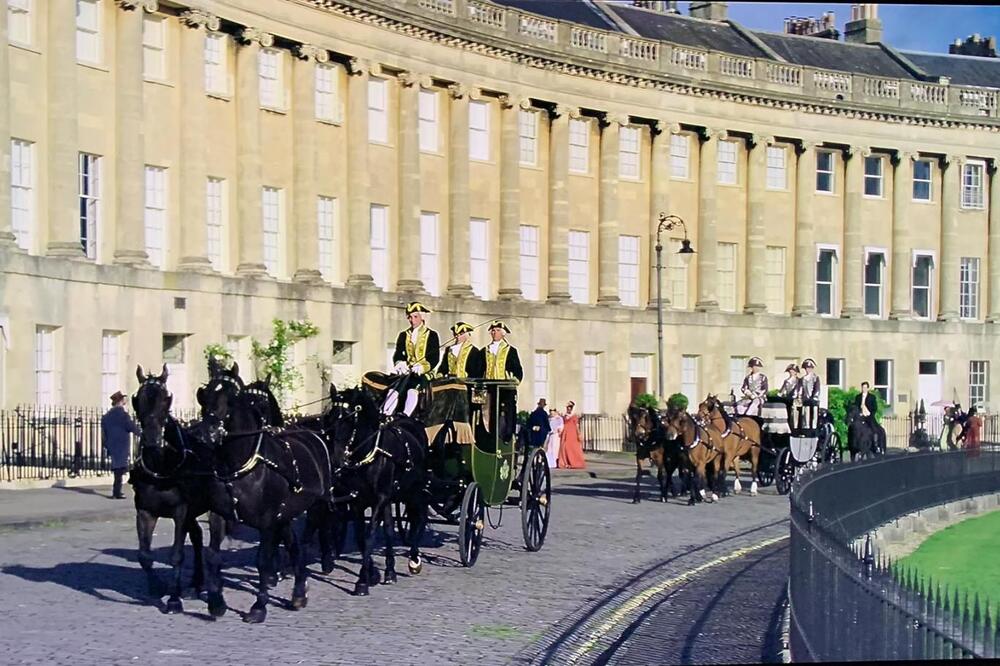 Netflix'in sevilen dizisi Bridgerton açılış sahnesindeki hatayla dikkat çekti