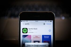 iPhone kullanıcıları varsayılan müzik uygulamalarını Siri ile değiştirebilecek