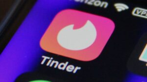 Tinder tarzı flört uygulamaları tehlike saçıyor! 4 Tinder kullanıcıları eşleşmelerinin geçmişine bakabilecek!