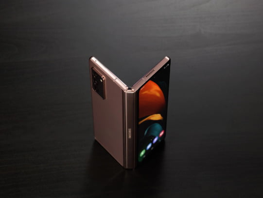 Samsung Display, Ekim ayından itibaren Google, Xiaomi ve Vivo'ya katlanabilir OLED paneller sağlamaya başlayacak