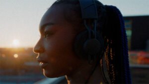 güneş enerjisiyle çalışan kulaklık