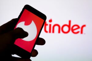 Tinder, kimlik doğrulamasını tüm kullanıcılar için kullanılabilir hale getiriyor