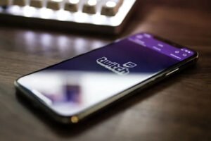 Twitch, izleyicilere sohbetin açılması için yeni bir kural getiriyor