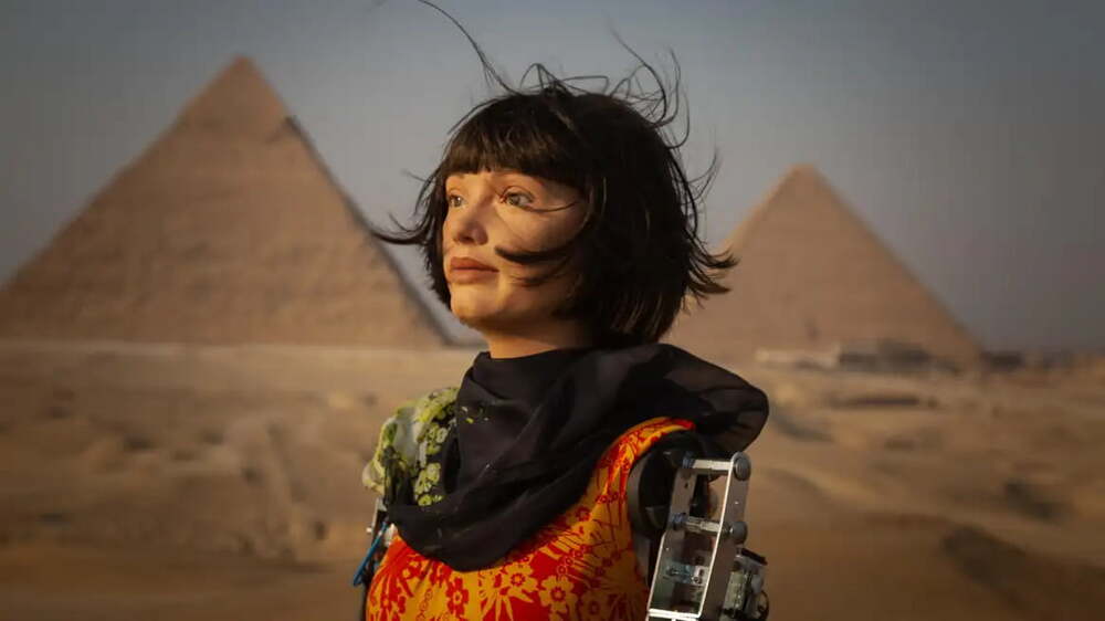 Robot ressam ilk şiirini yazdı!