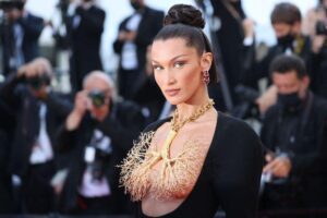 Bella Hadid çıplak fotoğraflarını paylaştı 25 bella