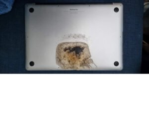 Apple MacBook Pro bir anda alev aldı! Kullanıcı neredeyse ölüyordu
