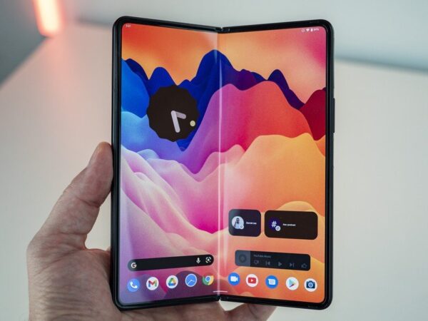 Katlanabilir Google telefonu