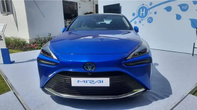 Toyota Mirai, 600 km'den fazla menzil ile piyasaya sürüldü