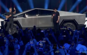 Elon Musk, Tesla Cybertruck'ın 2023'te satışa çıkacağını söyledi