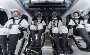 SpaceX turistlerinin Dünya'ya dönüşü ertelendi 24 spacex