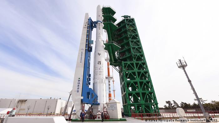 Güney Kore ilk yerli roketiyle uydu fırlattı!
