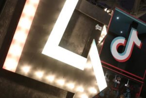 TikTok, gençlerin yayınlarından bazı videolara yaş kısıtlaması getirecek