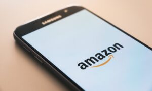 Amazon çevreci tutumunu korumaya çalışıyor 33 Amazon çalışanları, ırkçılık konusunda şikayette bulundu
